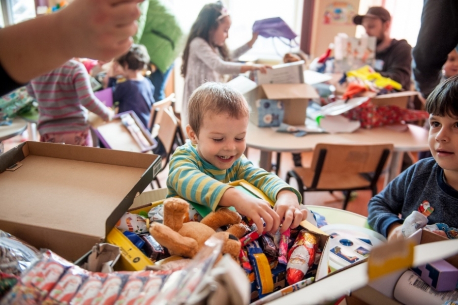 tl_files/dualingo_neu/News 2017 2018/Paeckchen_fuer_Kinder_in_Not_3.jpg